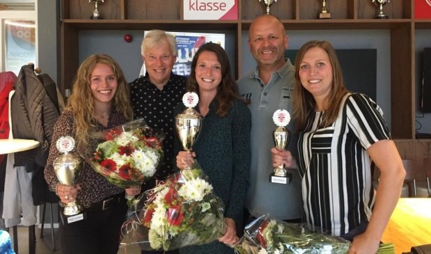 V.l.n.r. Noa Guijt, Dick van der Bijl ( voorzitter RCL ), Romy Siera, Ronald Nieuwenhuizen ( voorzitter Supporters Vereniging RCL ) en Sabine Verheul.