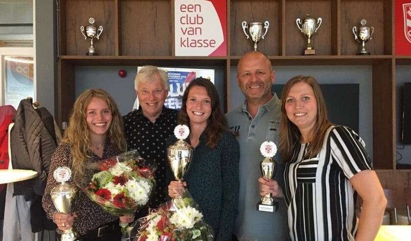 V.l.n.r. Noa Guijt, Dick van der Bijl ( voorzitter RCL ), Romy Siera, Ronald Nieuwenhuizen ( voorzitter Supporters Vereniging RCL ) en Sabine Verheul.