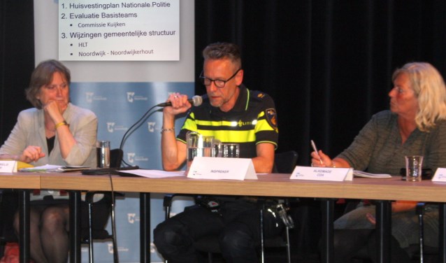Politiechef Arthur van Baaren maakte duidelijk dat de reorganisatie en het sluiten van bureau Noordwijk zorgt voor meer agenten op straat. | Foto: WS