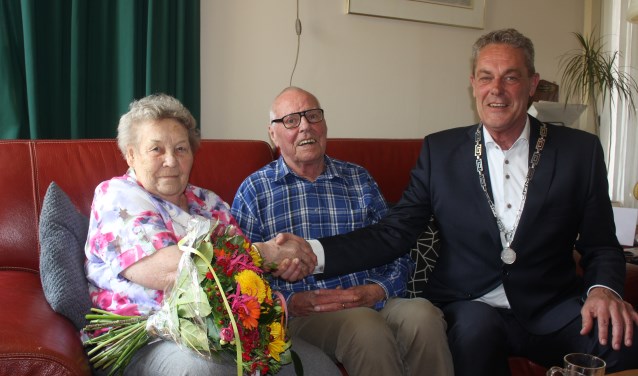 Het echtpaar Elderbroek- van Essen met locoburgemeester Anne de Jong. | Foto: Annemiek Cornelissen