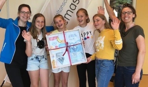 Het eerste scholenpakket over jonge mantelzorgers werd uitgereikt op De Tweemaster in Lisse.