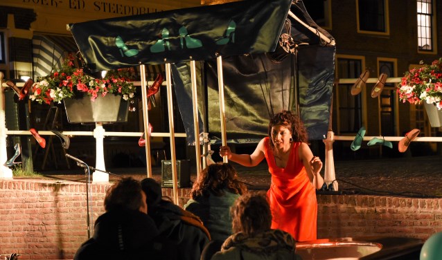 Langs de Oude Rijn, hoek Hooglandsekerkgracht speelde Kraamkamer waarbij lady MacBeth een dialoog hield met een fagotspeelster. | Foto: Emile van Aelst.
