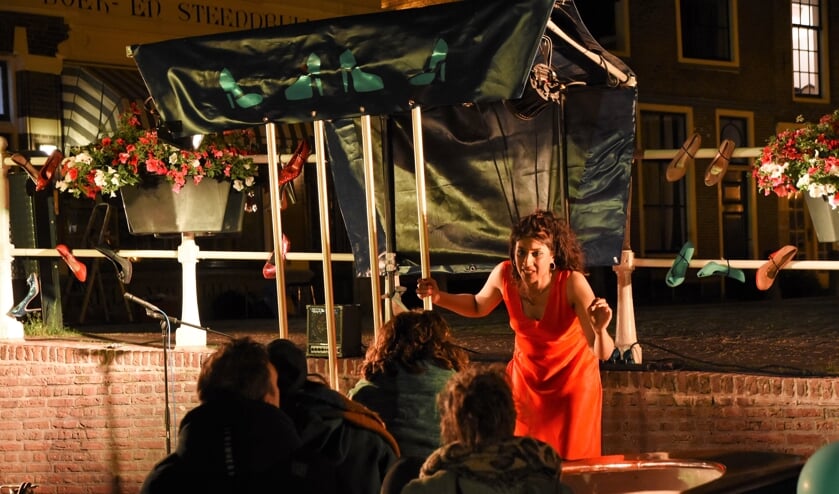 Langs de Oude Rijn, hoek Hooglandsekerkgracht speelde Kraamkamer waarbij lady MacBeth een dialoog hield met een fagotspeelster. | Foto: Emile van Aelst.