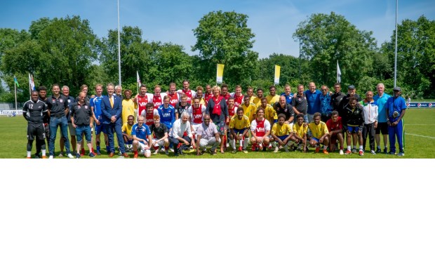 De ploegen van RCL en de Salomonseilanden met trainers, officials, RCL bestuursleden, sportwethouder Willem Joosten en, in het midden, burgemeester Laila Driessen.
