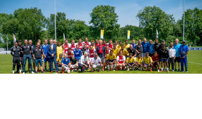 De ploegen van RCL en de Salomonseilanden met trainers, officials, RCL bestuursleden, sportwethouder Willem Joosten en, in het midden, burgemeester Laila Driessen.
