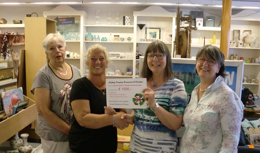 Joke Spanjaard, Marie-Alin Alkemade, Marjolijn Zweere en Marion Radford met de cheque van 1.500 euro. | Foto: pr.