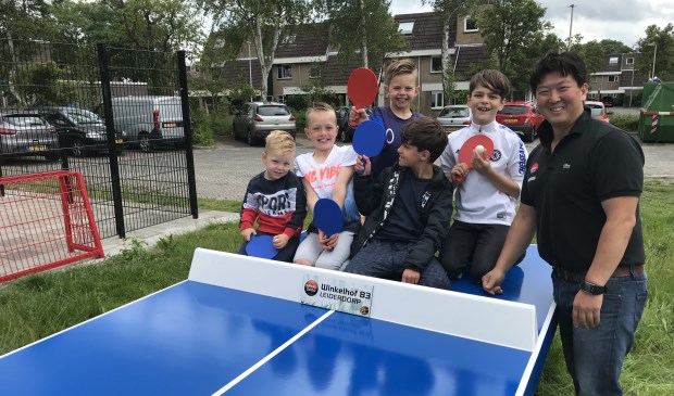 De bewoners van de Karolusgulden zijn blij met de fonkelnieuwe tafeltennistafel.