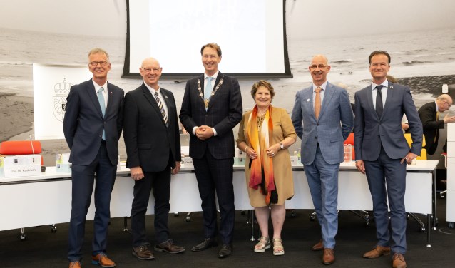 Dijkgraaf Rogier van der Sande (3e van links) met v.l.n.r. de hoogheemraden Marco Kastelein, Sjaak Langeslag, Ineke van Steensel, Waldo von Faber en Jeroen Haan.