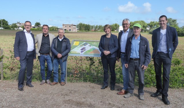 De wethouders voor een van de bloemenvelden. | Foto: Ina Verblaauw