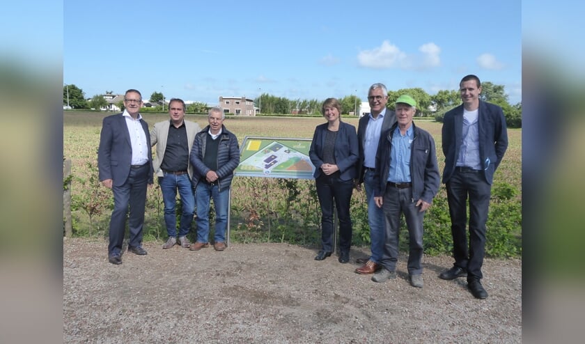De wethouders voor een van de bloemenvelden. | Foto: Ina Verblaauw