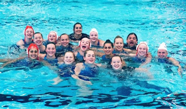 Het hele team, met trainers/coaches, viert feest in het water. | Foto: Mariëlle van Dongen