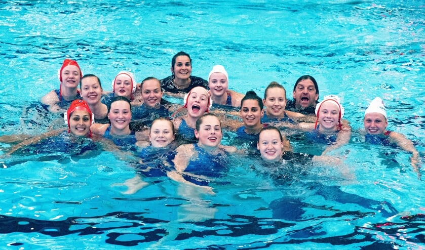 Het hele team, met trainers/coaches, viert feest in het water. | Foto: Mariëlle van Dongen