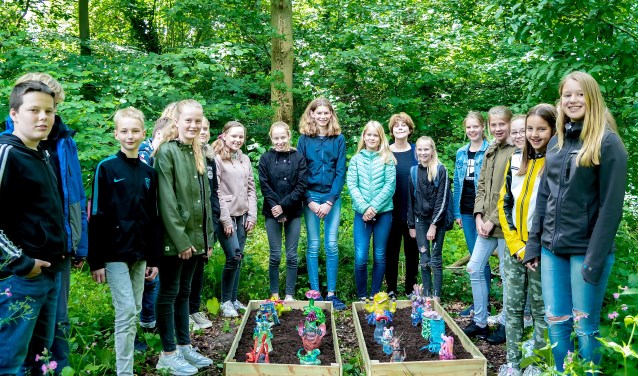 Boaz, Angie, Esmee, Indy, Lot, Lieke, Nine, Kim, Julius, Ravi, Dinand, Oscar, Roos, Tara, Anna-Kinke, Denise, Marieke, Evy, Laura en Dyanne maakten onder leiding van Marjan Waanders nieuwe groeisels voor de Heemtuin.