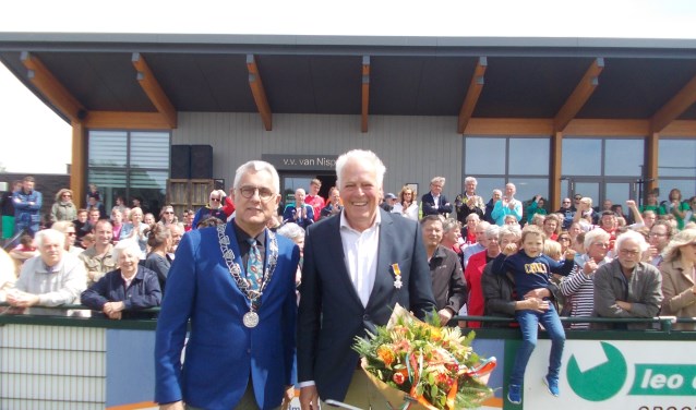 Tino de Groot en Sjaak van den Berg voor de kantine te midden van Van Nispianen. | Foto: Piet de Boer