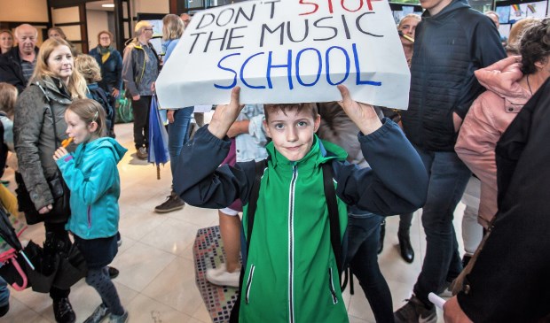 Protest tegen de voorgestelde sluiting van de Muziekschool met muziek en woorden. | Foto: Adrie van Duijvenvoorde