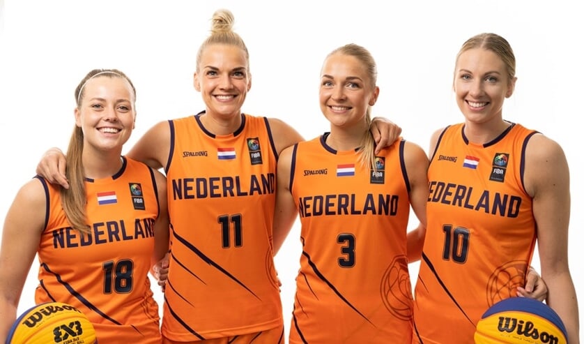 Het Nederlands 3x3 vrouwenteam met links de Katwijkse Fleur Kuijt.