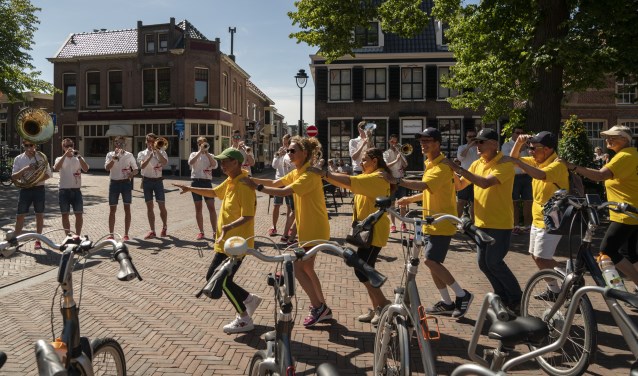 De Feesttoeters uit Sassenheim zorgden voor een gezellig stukje muziek. Tijd voor polonaise! | Foto: Sylvia Duits