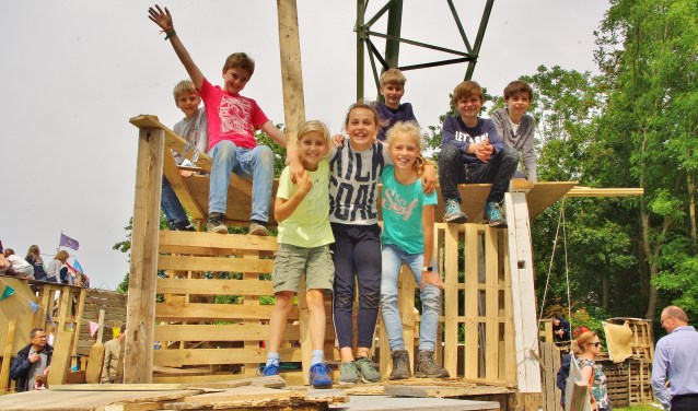 Een weekend lang werd er getimmerd aan de Mariahoevelaan. | Foto Willemien Timmers