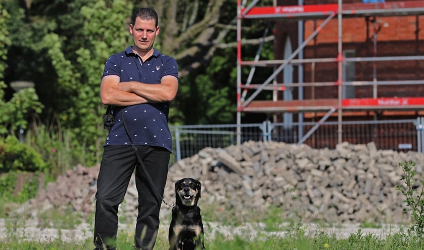 Martin Moonen en hond Jet houden hun omgeving scherp in de gaten.