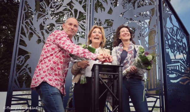 Beatlesfan en mede initiator Johan van Buren, Marga van Praag en wethouder Karin Hoekstra. | Foto's: Tony Whelan