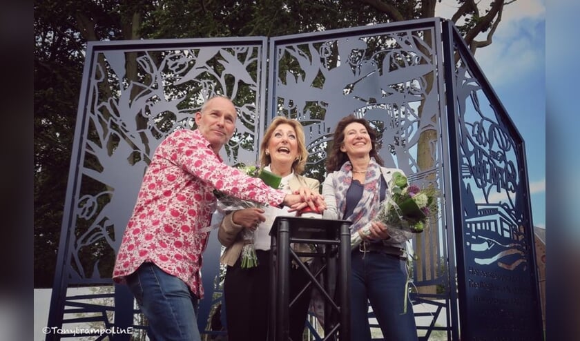 Beatlesfan en mede initiator Johan van Buren, Marga van Praag en wethouder Karin Hoekstra. | Foto's: Tony Whelan