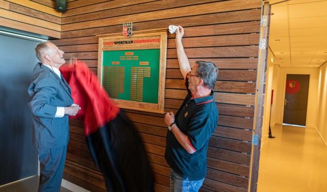 De onthulling van de Tabula Honoris door Krijn van den Berg en Emiel Sluyterman.