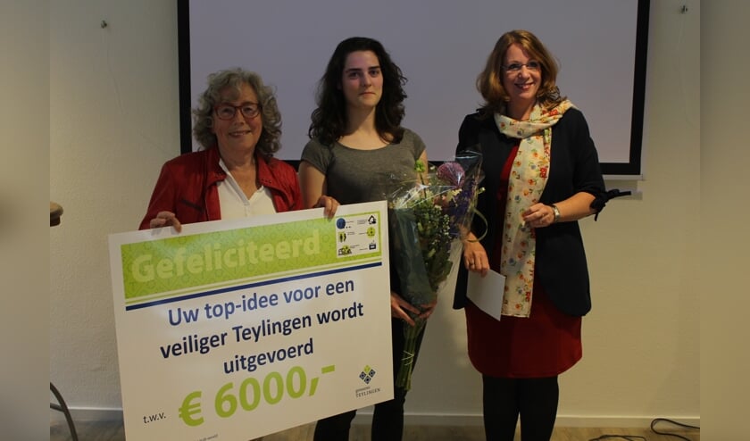 Winnares Wies Massaro ontvangt de cheque voor haar idee voor meer zichtbaarheid in het verkeer. | Foto: Nico Kuyt
