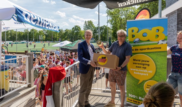 Nieuwenhuis overhandigde campagnepakket, een doos vol Bob-artikelen, om de start van het project te bekrachtigen.