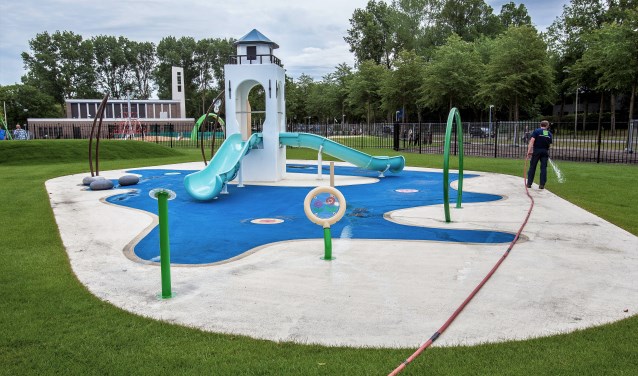 De laatste hand wordt gelegd aan het waterspraypark bij zwembad Aquamar. Komende woensdag moet het kindbestendig zijn.| Foto: Adrie van Duijvenvoorde