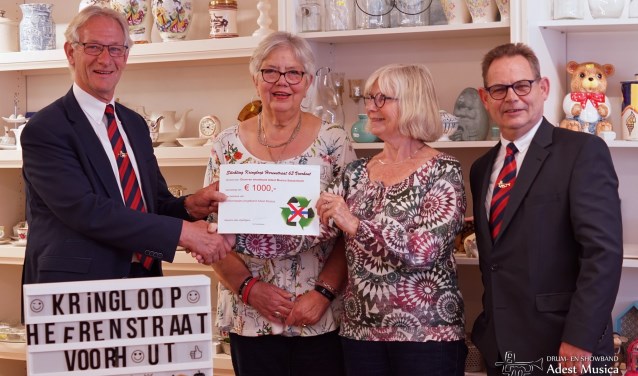 Wim van Vliet, voorzitter Adest Musica, en Arthur Volten, voorzitter Jeugdafdeling, ontvangen een donatie van Stichting Kringloop Voorhout. | Foto: PR Adest Musica, Esther Lemmers.