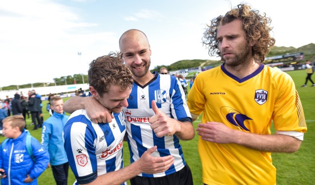Een zichtbaar teleurgestelde Jordy Zwart feliciteert Dennis Kaars en Raymond Baten. | Foto: OP, Wim Wobbes.