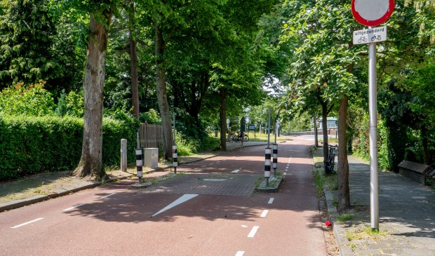 Hoewel er een duidelijk bord 'verboden in te rijden' staat, gebruiken steeds meer automobilisten de sluiproute via de Splinterlaan om Leiderdorp in en uit te komen.