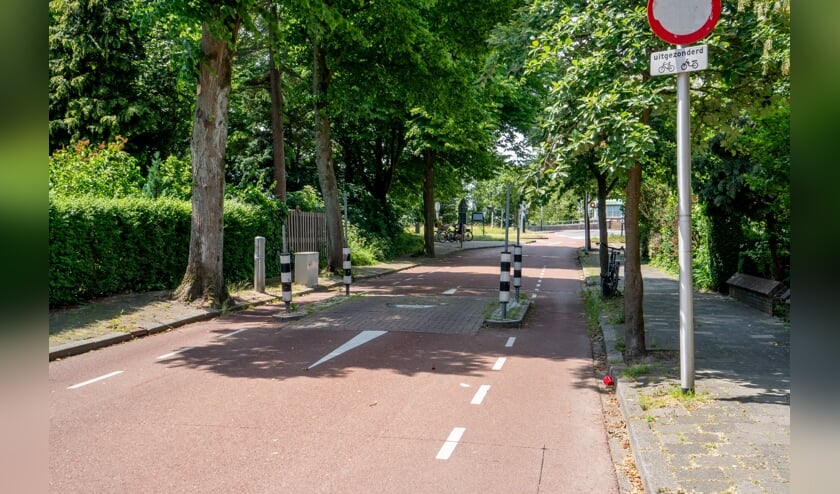 Hoewel er een duidelijk bord 'verboden in te rijden' staat, gebruiken steeds meer automobilisten de sluiproute via de Splinterlaan om Leiderdorp in en uit te komen.