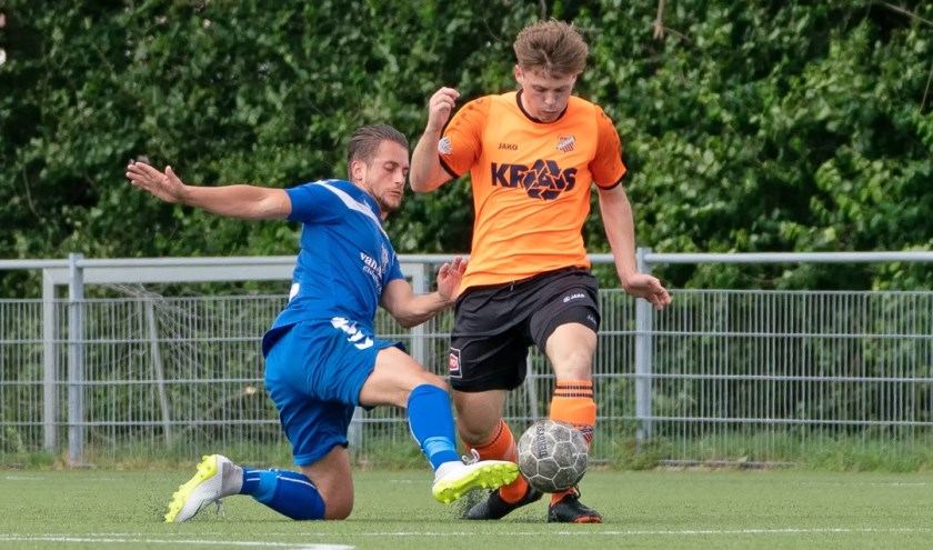 Mike van Toor, hier aan de bal, vertrekt bij vv SJC. | Foto: Johanna Wever
