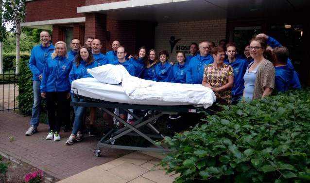 Bij het hospice is het koppelbed overhandigd aan medewerkers. | Foto: pr