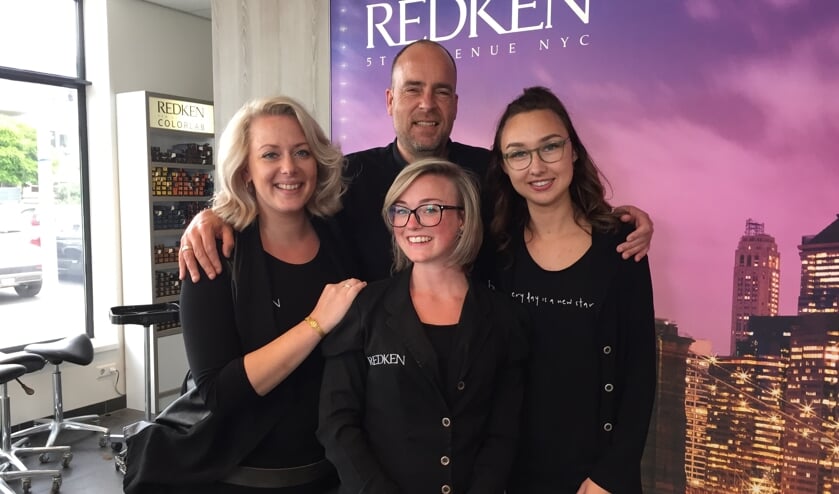 Gilbert met een deel van zijn team in de vestiging te Lisse.