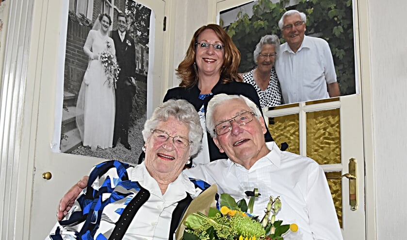 Burgemeester Carla Breuer feliciteert Roos en Koos Hoogervorst met hun 65-jarig huwelijk. | Foto: Piet van Kampen