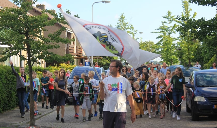 Voorzitter Michiel van Zelst loopt voorop. | Tekst: Piet de Boer, foto: met dank aan Liesanne Gierstberg.