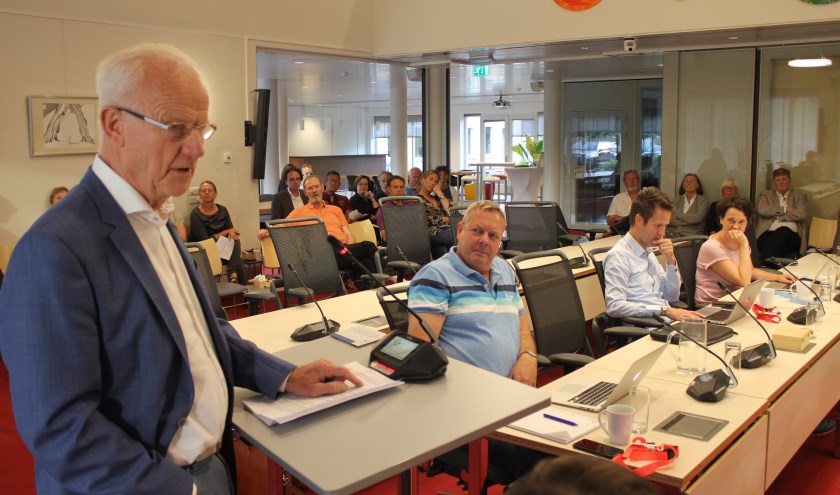 Vooraf aan de behandeling spreekt een woordvoerder van het Burgercomité Van Pallandtlaan de raadscommissie toe. | Foto: NK