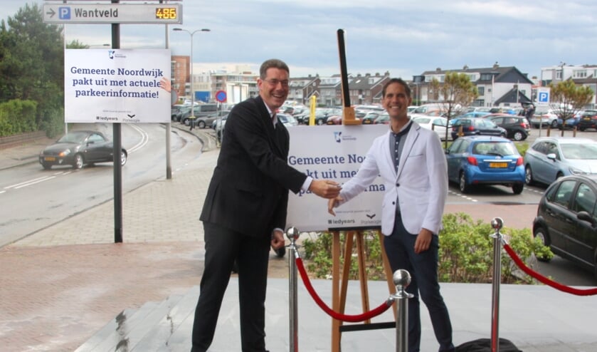 Wethouder Roberto ter Hark en Wouter Edzes van de provincie na de ingebruikname van het PRIS. | Foto: WS
