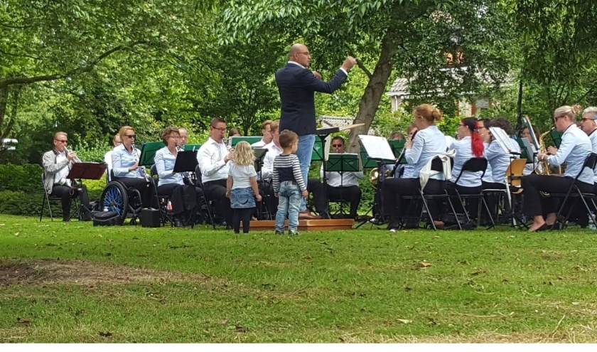 Een concert op de vroege zondagmiddag in het Mondriaanpark: prima te beluisteren bij een gezellige picknick.