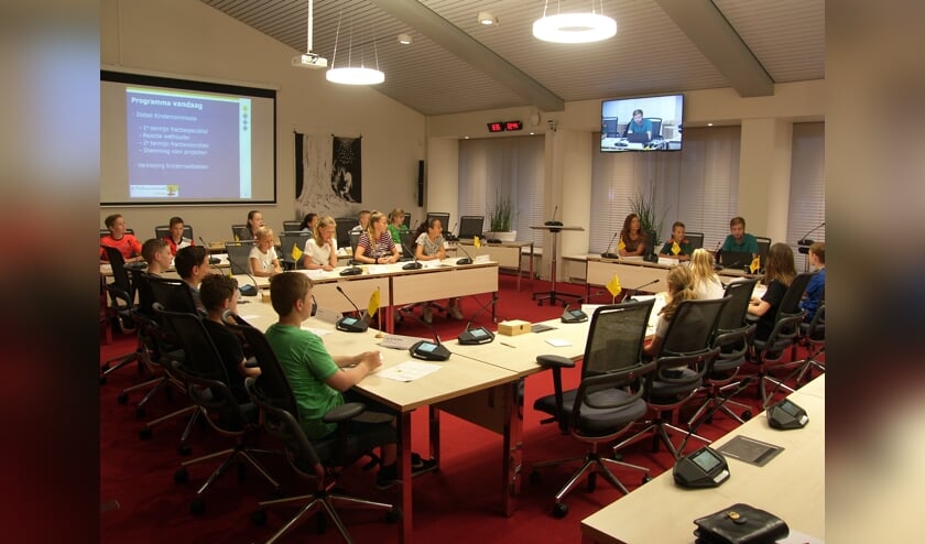 de leerlingen van de Antonius vergaderen in de raadzaal.