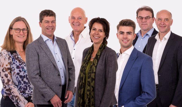 Joren Noorlander (derde van rechts) moet vanwege een verhuizing stoppen in de raad. Zijn plek wordt ingevuld door Bart van der Ploeg (tweede van rechts).