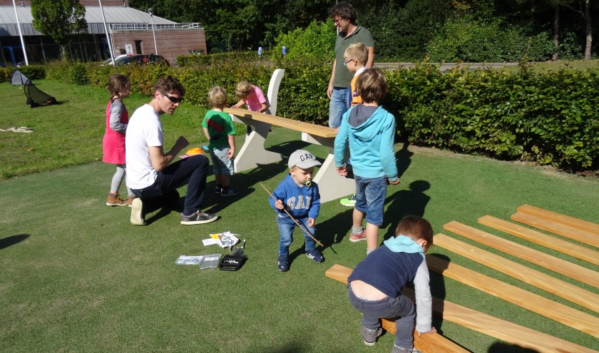 Bij speeltuin De Geest werd in 2017 tijdens Burendag een bankje in elkaar gezet. | Foto: archief