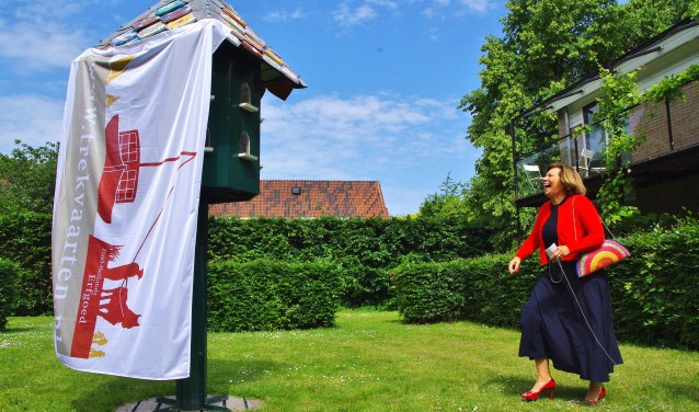 De eerste poging van oud-burgemeester Els Timmers om de duiventil te onthullen, mislukte. | Foto Willemien Timmers