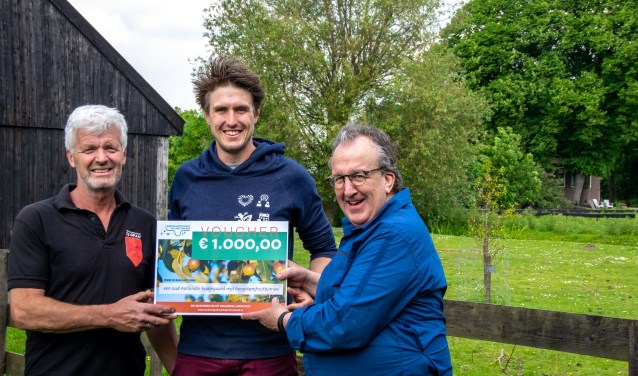 Peter van den Akker overhandigt de cheque van het Landschapsfond aan vader en zoon De Graaf.