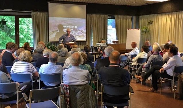 Henk Heemskerk, hij woont naast de brug, hield een introductie.