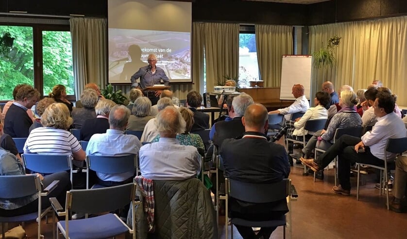 Henk Heemskerk, hij woont naast de brug, hield een introductie.