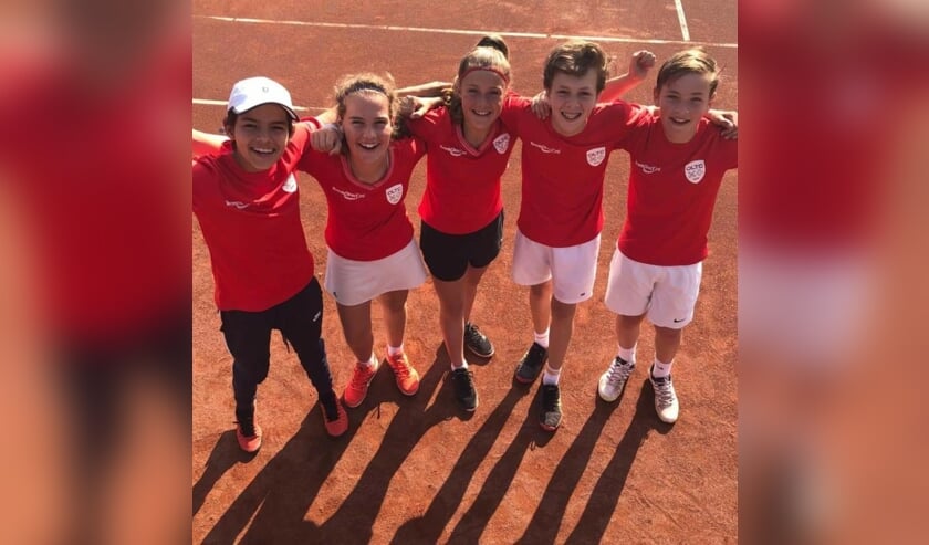 V.l.n.r.: Maas Jacobs, Sanne Honsbeek, Lois Rieff, Mac Visser en Ties de Regt.