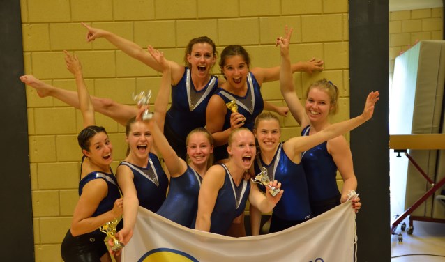Trotse en blije gezichten van de Fit Lisse-turnsters op het NK Groepsspringen.